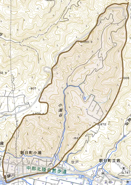 朝日町小瀬とその周辺の地図。町の範囲を重ねている