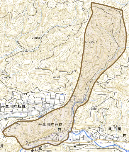 丹生川町芦谷とその周辺の地図。町の範囲を重ねている
