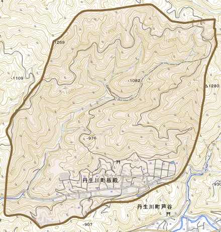 丹生川町板殿とその周辺の地図。町の範囲を重ねている