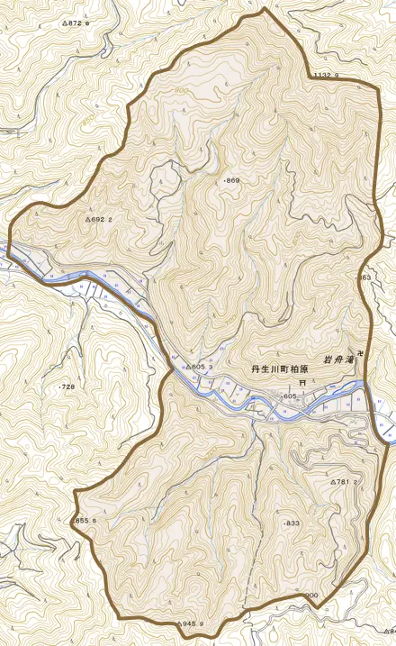 丹生川町柏原とその周辺の地図。町の範囲を重ねている