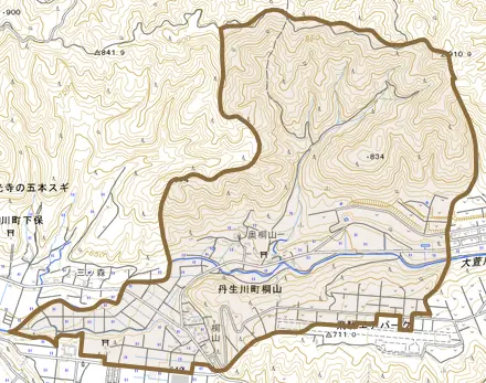 丹生川町桐山とその周辺の地図。町の範囲を重ねている