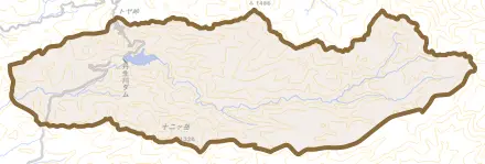 丹生川町折敷地とその周辺の地図。町の範囲を重ねている