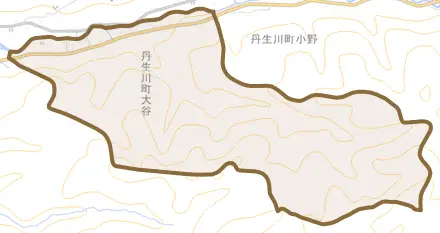 丹生川町大谷とその周辺の地図。町の範囲を重ねている