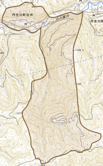丹生川町白井とその周辺の地図。町の範囲を重ねている