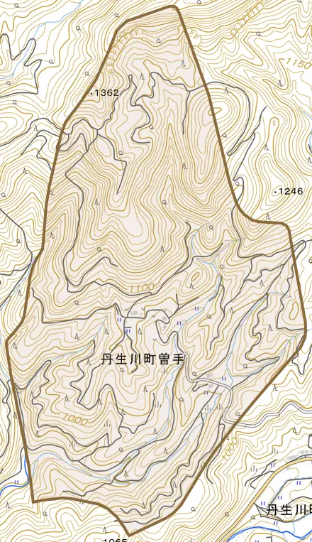 丹生川町曽手とその周辺の地図。町の範囲を重ねている