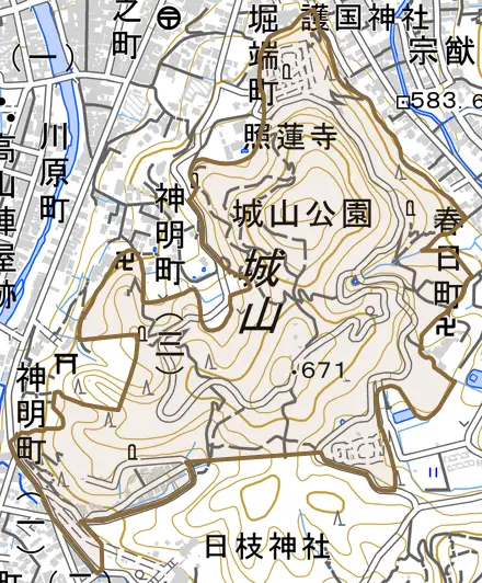 城山とその周辺の地図。町の範囲を重ねている