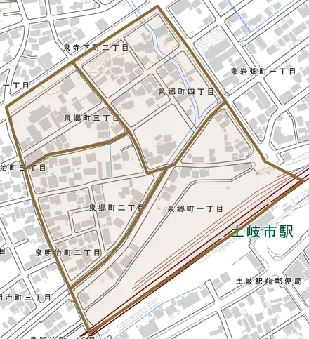 泉郷町とその周辺の地図。町の範囲を重ねている