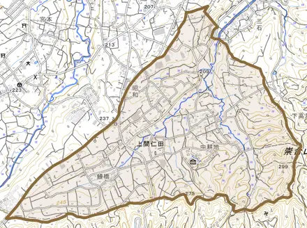 上間仁田とその周辺の地図。町の範囲を重ねている