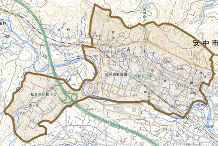 松井田町新堀とその周辺の地図。町の範囲を重ねている