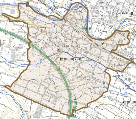 松井田町八城とその周辺の地図。町の範囲を重ねている