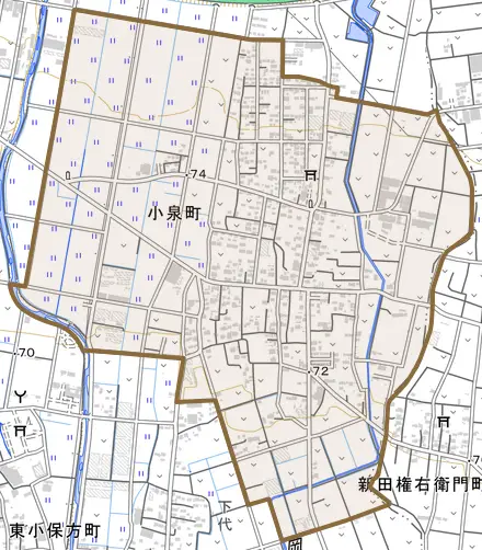 小泉町とその周辺の地図。町の範囲を重ねている