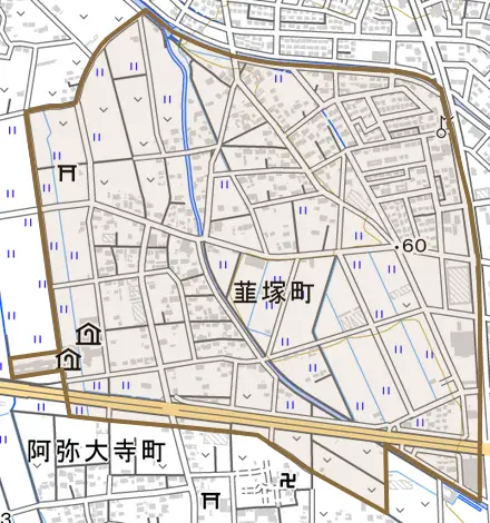 韮塚町とその周辺の地図。町の範囲を重ねている