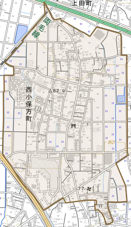 西小保方町とその周辺の地図。町の範囲を重ねている