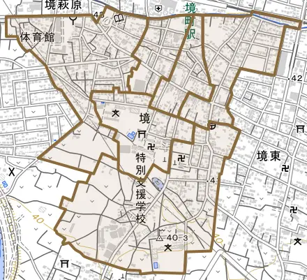 境とその周辺の地図。町の範囲を重ねている
