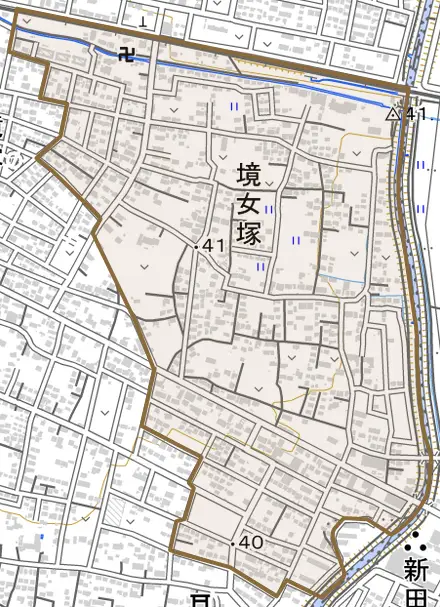 境女塚とその周辺の地図。町の範囲を重ねている