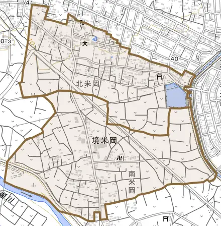 境米岡とその周辺の地図。町の範囲を重ねている
