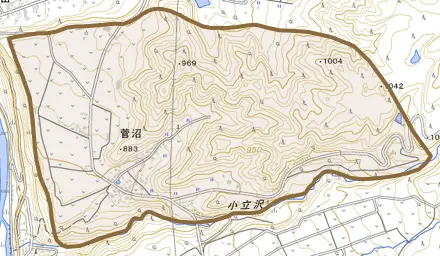 大字菅沼とその周辺の地図。町の範囲を重ねている