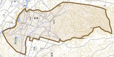 大字萩室とその周辺の地図。町の範囲を重ねている