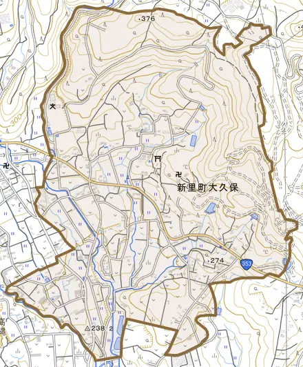 新里町大久保とその周辺の地図。町の範囲を重ねている