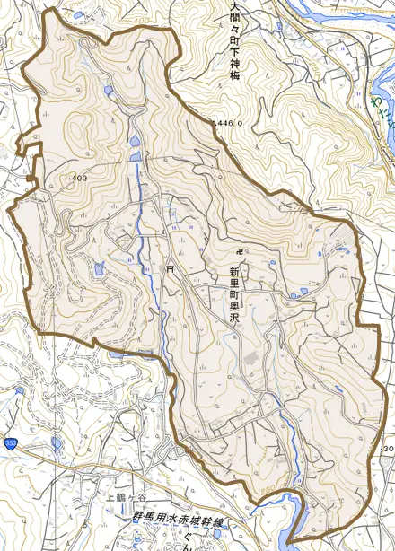 新里町奥沢とその周辺の地図。町の範囲を重ねている