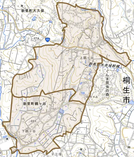 新里町鶴ヶ谷とその周辺の地図。町の範囲を重ねている