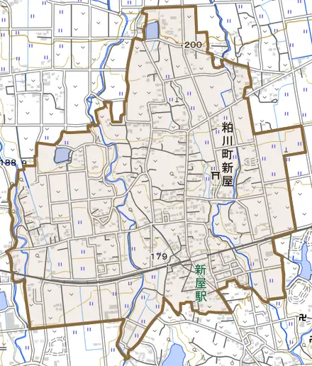 粕川町新屋とその周辺の地図。町の範囲を重ねている