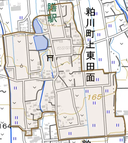 粕川町上東田面とその周辺の地図。町の範囲を重ねている