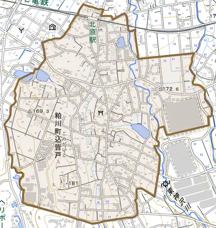 粕川町込皆戸とその周辺の地図。町の範囲を重ねている