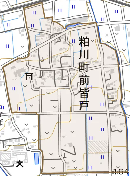 粕川町前皆戸とその周辺の地図。町の範囲を重ねている