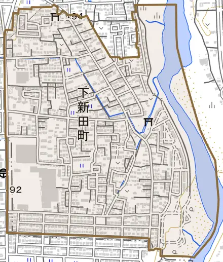 下新田町とその周辺の地図。町の範囲を重ねている