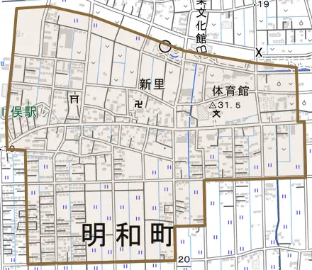 新里とその周辺の地図。町の範囲を重ねている