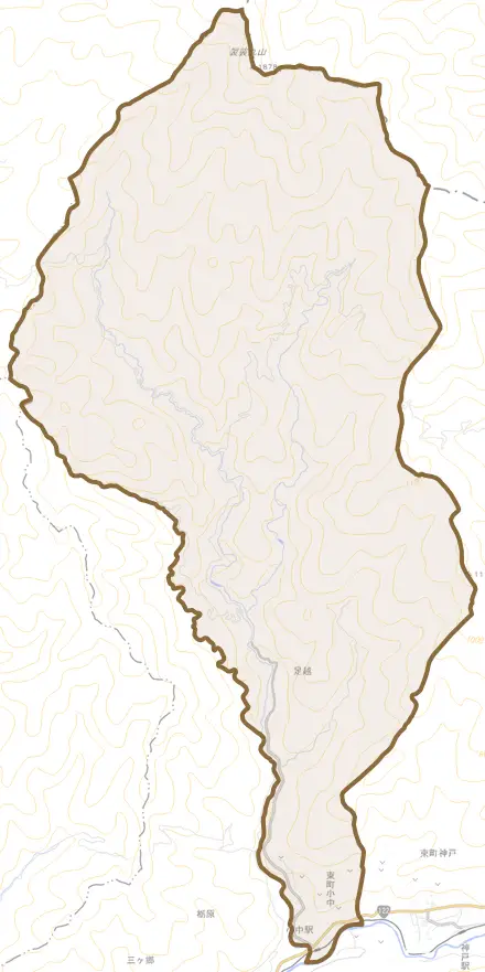 東町小中とその周辺の地図。町の範囲を重ねている