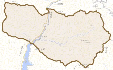 東町沢入とその周辺の地図。町の範囲を重ねている