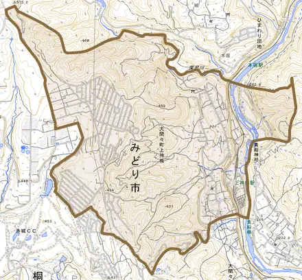 大間々町上神梅とその周辺の地図。町の範囲を重ねている