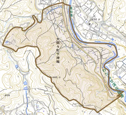 大間々町下神梅とその周辺の地図。町の範囲を重ねている