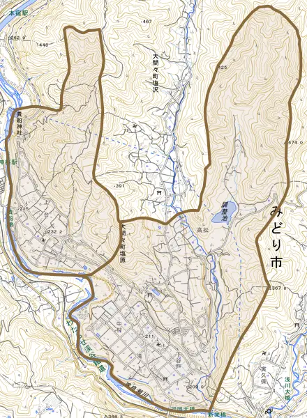 大間々町塩原とその周辺の地図。町の範囲を重ねている