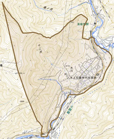 大穴とその周辺の地図。町の範囲を重ねている