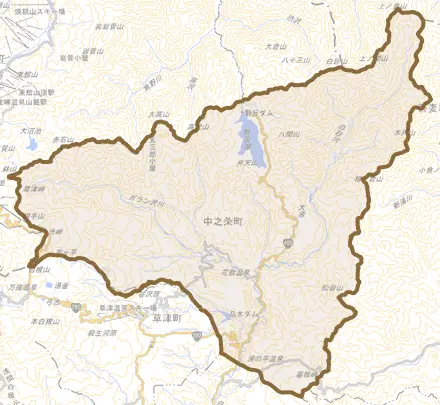 大字入山とその周辺の地図。町の範囲を重ねている