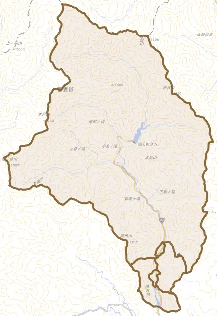 大字四万とその周辺の地図。町の範囲を重ねている