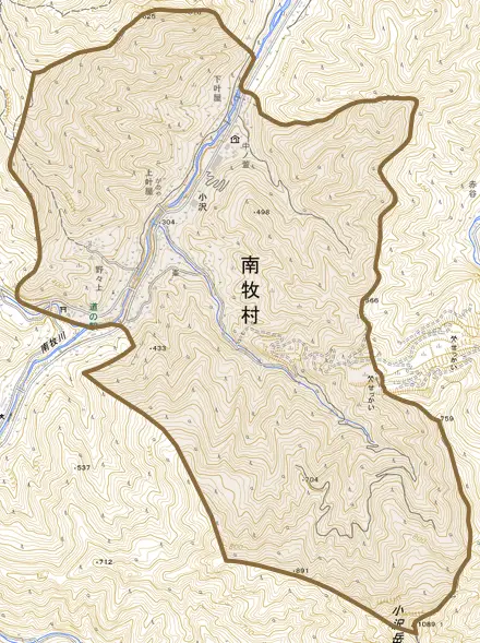 大字小沢とその周辺の地図。町の範囲を重ねている