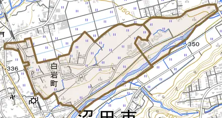 白岩町とその周辺の地図。町の範囲を重ねている