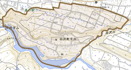 白沢町平出とその周辺の地図。町の範囲を重ねている