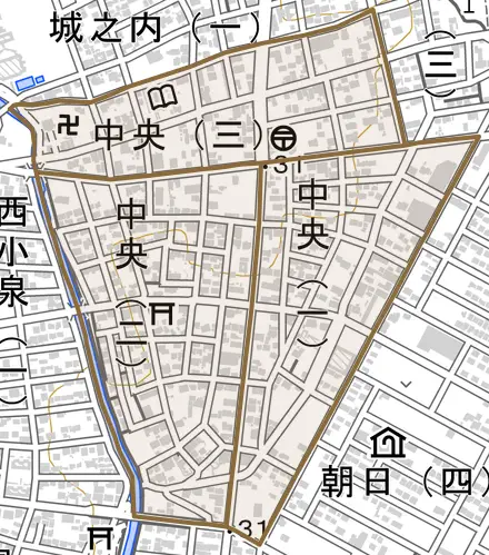 中央とその周辺の地図。町の範囲を重ねている