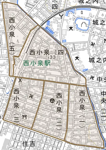 西小泉とその周辺の地図。町の範囲を重ねている