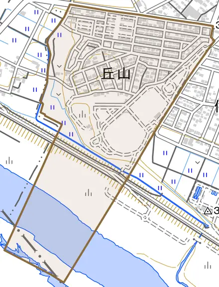 丘山とその周辺の地図。町の範囲を重ねている