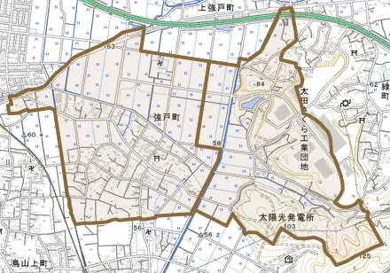 強戸町とその周辺の地図。町の範囲を重ねている