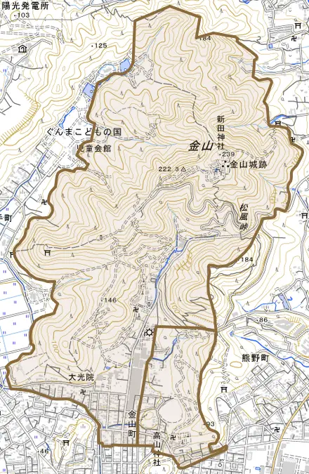 金山町とその周辺の地図。町の範囲を重ねている