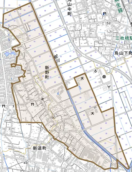 新野町とその周辺の地図。町の範囲を重ねている