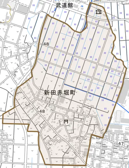 新田赤堀町とその周辺の地図。町の範囲を重ねている