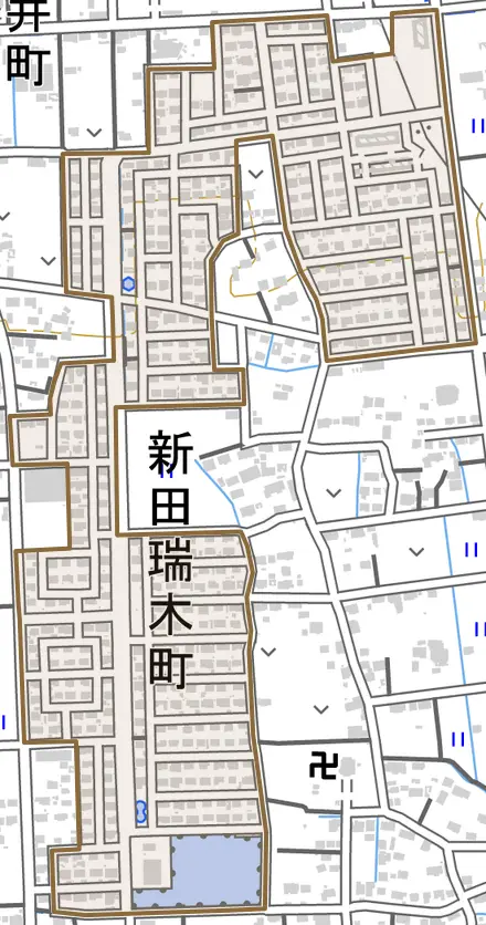 新田瑞木町とその周辺の地図。町の範囲を重ねている